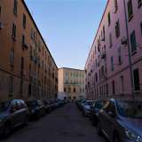 Sulla sinistra si aprono due traverse: via Zuccaro e via Petrera, che racchiudono un�ampia area fatta di bassi edifici colorati dal colore giallognolo e in alcuni casi rosa per la maggior parte senza balconi con le finestre racchiuse da persiani verdi